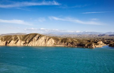 Dağları ile güzel deniz manzarası