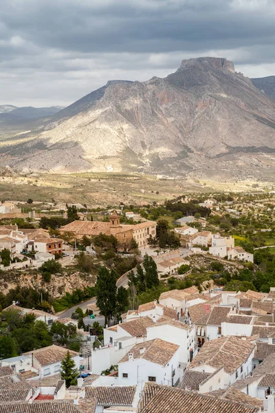 Vista del paisaje urbano con montañas —  Fotos de Stock