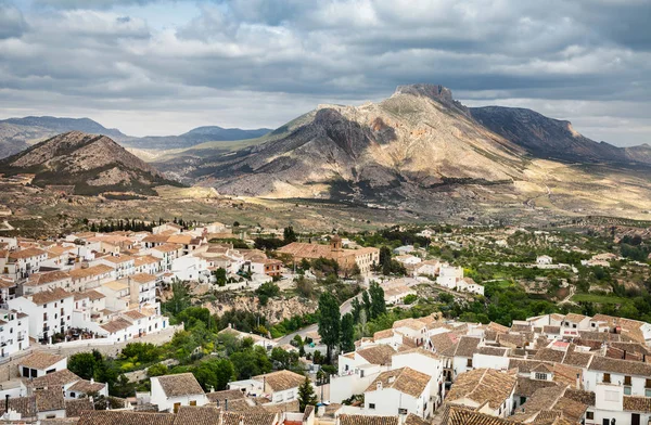 Vista de paisagem urbana com montanhas — Fotografia de Stock