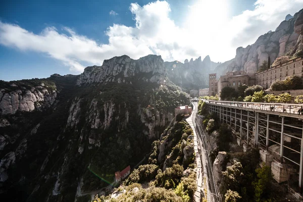 Vista paisagem com edifícios e montanhas — Fotografia de Stock