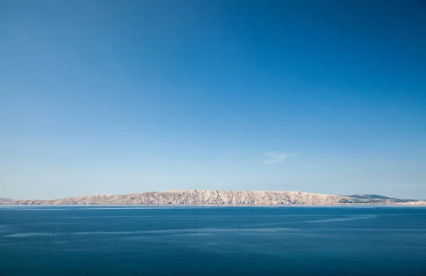 Прибережний вид на скелю з блакитним морем — стокове фото