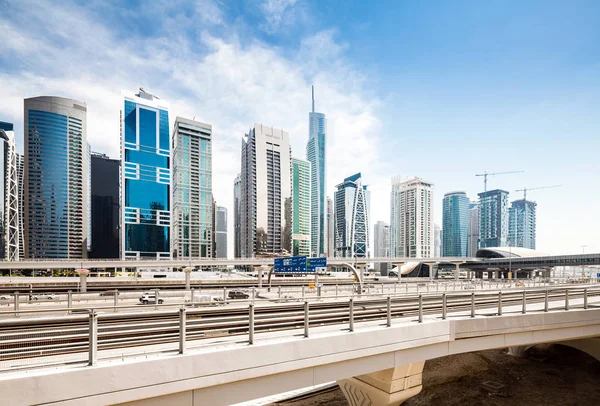 在迪拜的现代摩天大楼 — 图库照片