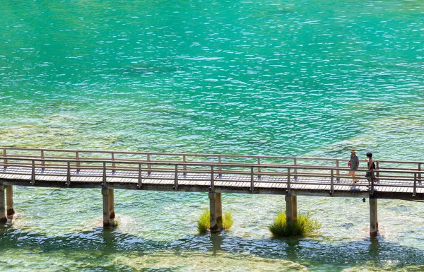 Pessoas andando ao longo da ponte Imagem De Stock