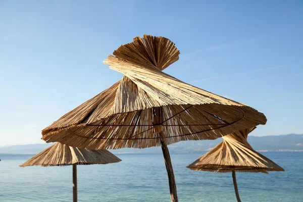 Primer plano de sombrillas de playa Imagen de stock