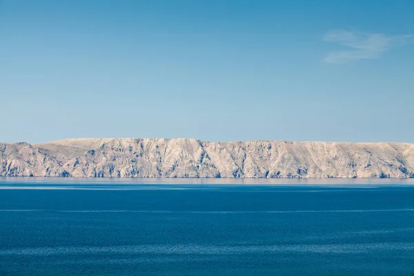 沿海岩视图与蔚蓝的大海 免版税图库图片