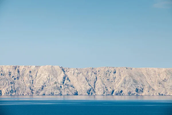 Vista a la roca costera con mar azul Imagen de archivo