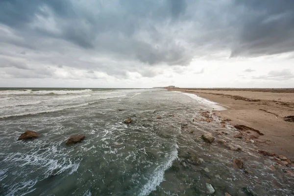 沿岸曇りビュー ロイヤリティフリーのストック写真
