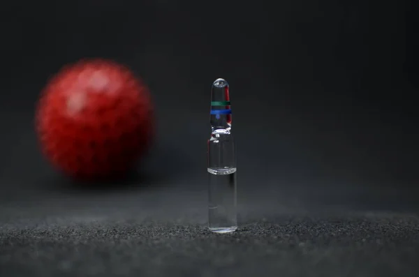 Siyah arkaplanda aşısı olan bir ampul var ve çok güzel işaretlenmiş. İlacın arkasında virüse benzeyen bir nesne var. Metin için boşluk var.