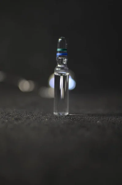 Bu bir ampul ilaç. VACCINE COVID-19 yazıtları var.