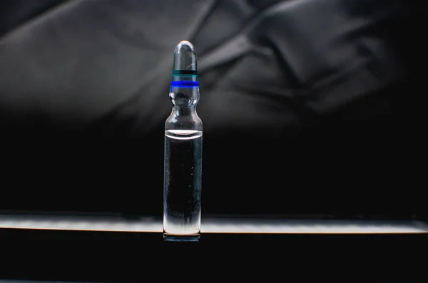 Bu bir ampul ilaç. VACCINE COVID-19 yazıtları var.