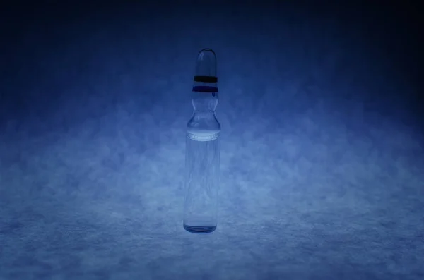 Bu bir ampul ilaç. VACCINE COVID-19 yazıtları var.