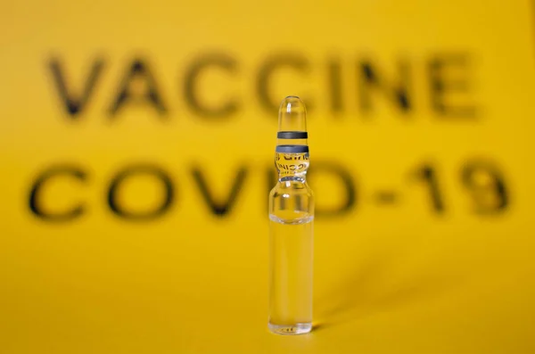 Bu bir ampul ilaç. VACCINE COVID-19 yazıtları var.