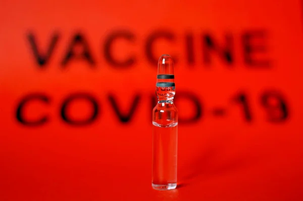 Bu bir ampul ilaç. VACCINE COVID-19 yazıtları var.