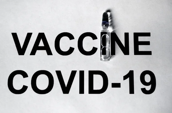 Bu bir ampul ilaç. VACCINE COVID-19 yazıtları var.