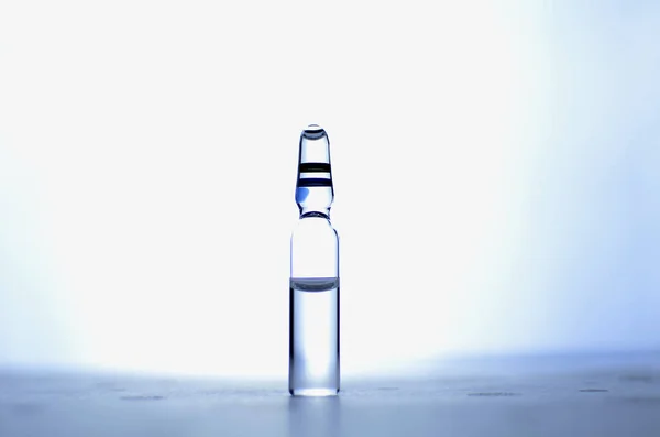 Bu bir ampul ilaç. VACCINE COVID-19 yazıtları var.