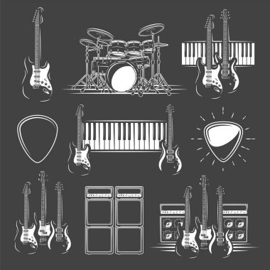 Siyah bir arkaplanda izole edilmiş müzik aletleri