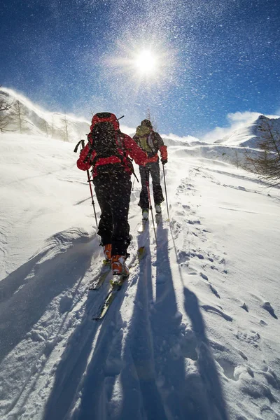 Esquí montañismo en tormenta de nieve —  Fotos de Stock
