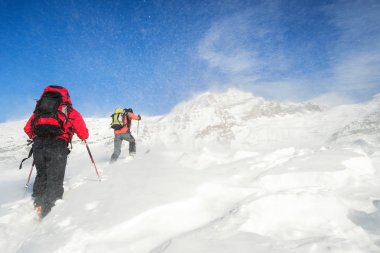kar fırtınasında dağcılık Kayak