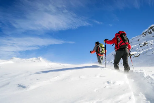 Sci alpinismo in tempesta di neve — Foto Stock