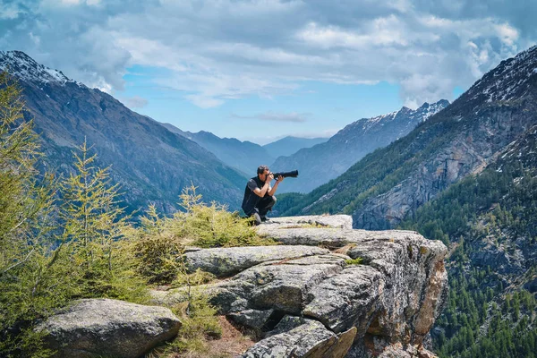 Wildlife photographer, italian Alps — Stock Photo, Image