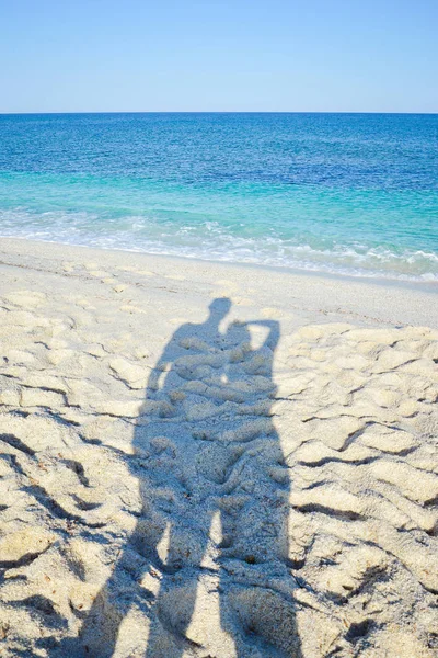 Shadow of couple on the beach — Stock Photo, Image