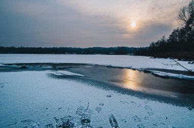 Donmuş kış göl günbatımı