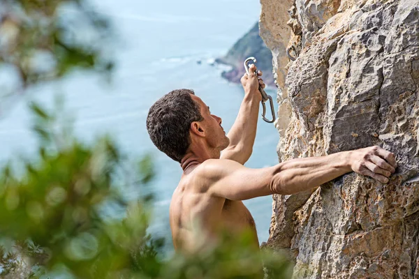 Man Klimmen Kalksteen Muzzerone Berg Ligurië Italië — Stockfoto