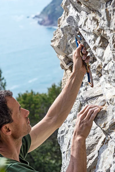 Hombre Escalando Piedra Caliza Montaña Muzzerone Liguria Italia — Foto de Stock