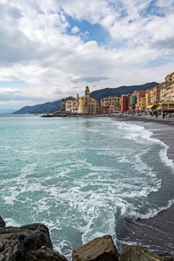 Santa Maria Assunta Kilisesi ve İtalya 'nın Camogli kıyı şeridi manzarası 
