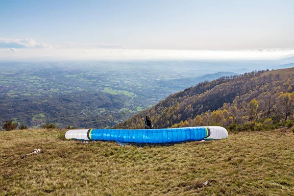 Parapente Decolando Nas Montanhas Alpes Italianos Piemonte — Fotografia de Stock
