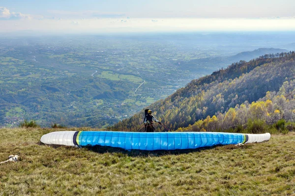 Vzlet Paraglidistů Horách Italských Alpách Piemont — Stock fotografie