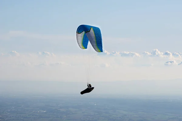 Gleitschirm Fliegt Den Blauen Himmel Italienischen Alpen Piemont Italien — Stockfoto