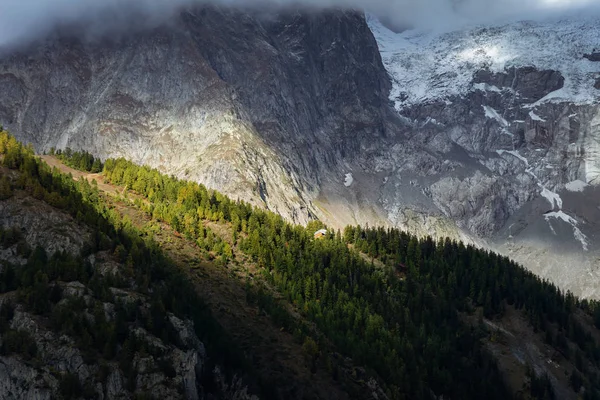 Malowniczy Krajobraz Lodowca Mont Blanc Mountain Pomiędzy Chmurami Dolina Aosty — Zdjęcie stockowe