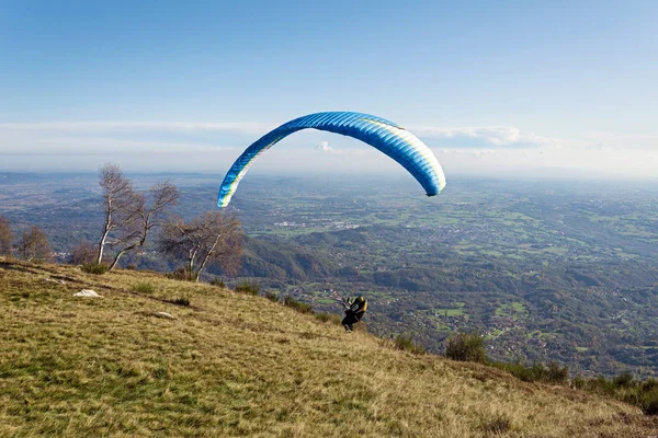 Vzlet Paraglidistů Horách Italských Alpách Piemont — Stock fotografie