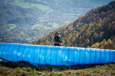 paraglider dağın kenarından fırlatılıyor
