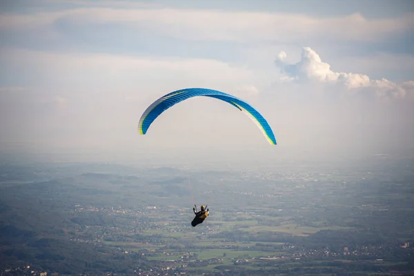 Paraglidista Letící Modré Obloze Italské Alpy Piemont Itálie — Stock fotografie