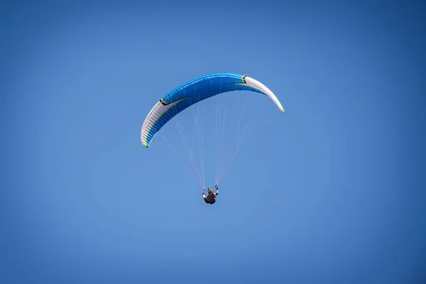 Parapendio Che Vola Nel Cielo Blu Alpi Italiane Piemonte Italia — Foto Stock