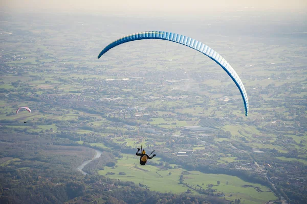 Parapendio Che Vola Nel Cielo Blu Alpi Italiane Piemonte Italia — Foto Stock