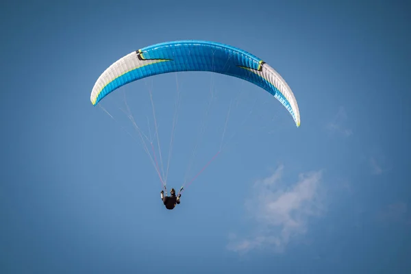 Parapente Voando Céu Azul Alpes Italianos Piemonte Itália — Fotografia de Stock