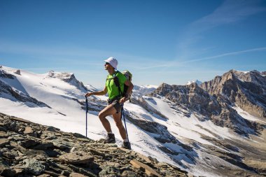 Adam güzel güneşli bir günde Alpleri'nde trekking. Grand Paradiso Milli Parkı. İtalya