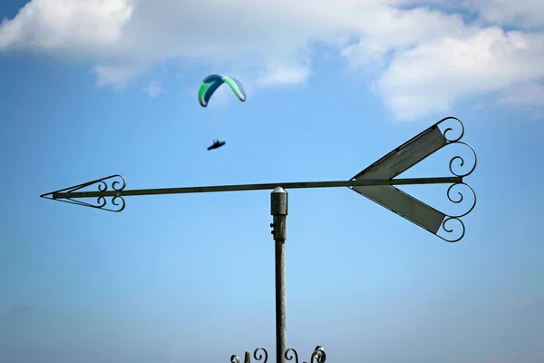 Pijl Vorm Weathervane Tegen Zomer Hemel Met Cumulus Paragliders Achtergrond — Stockfoto
