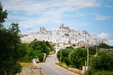 Ostuni beyaz şehir silueti, Brindisi, Apulia (Puglia) güney İtalya. Avrupa.