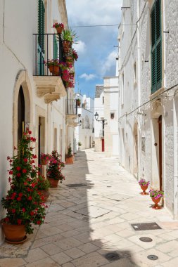 Locorotondo sokak manzarası, Bari, Apulia (Puglia) güney İtalya. Avrupa.