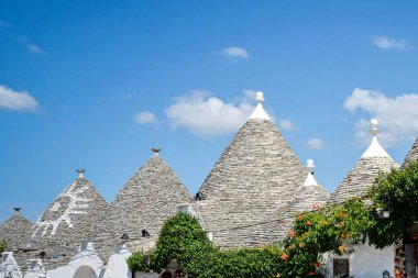 Trullo binalarının tipik konik çatı manzarası. Alberobello, Puglia. İtalya
