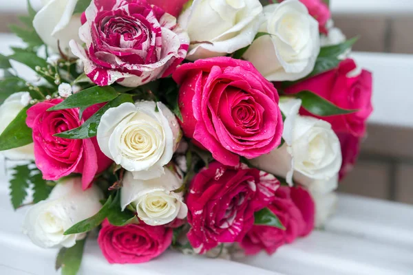 Svatební Kytice Čerstvých Růží Bílém Pozadí Zblízka — Stock fotografie