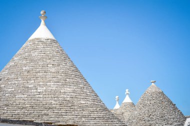 Trullo binalarının tipik konik çatı manzarası. Alberobello, Puglia. İtalya