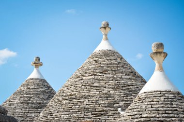 Trullo binalarının tipik konik çatı manzarası. Alberobello, Puglia. İtalya
