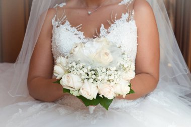 Düğün gülleri gelinin ellerinde, yakın çekim..