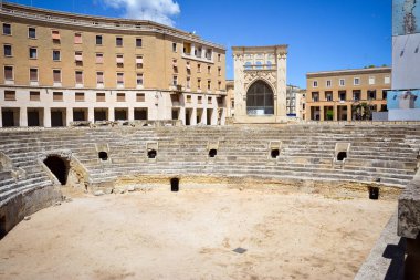 Lecce 'nin görkemli Roma amfitiyatrosunun panoramik manzarası (I., II. Puglia, İtalya.