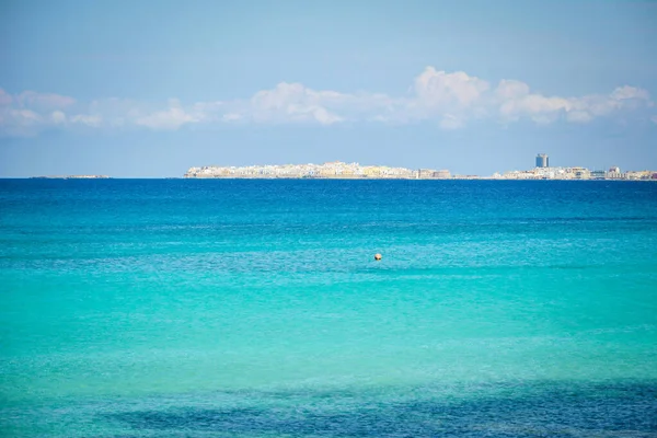 海からガリポリ 地中海の有名なサレント市 プーリア州 イタリア ロイヤリティフリーのストック写真